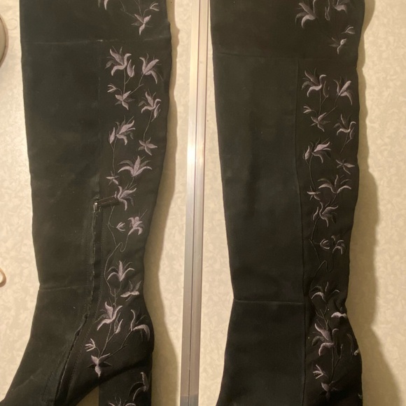 Kenneth Cole Claire Embroidered Floral Detail Black Knee Boots - Picture 1 of 4